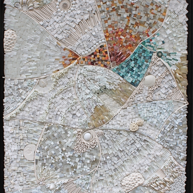 Petites Maisons 2 - 2014. 60 cm x 46cm. Marbre, boutons, smalti, verre, dentelle, bijoux, miroir, pâte de verre, porcelaine façonnée et recyclée, coquillages, pierre. Prix demandé: 2500-