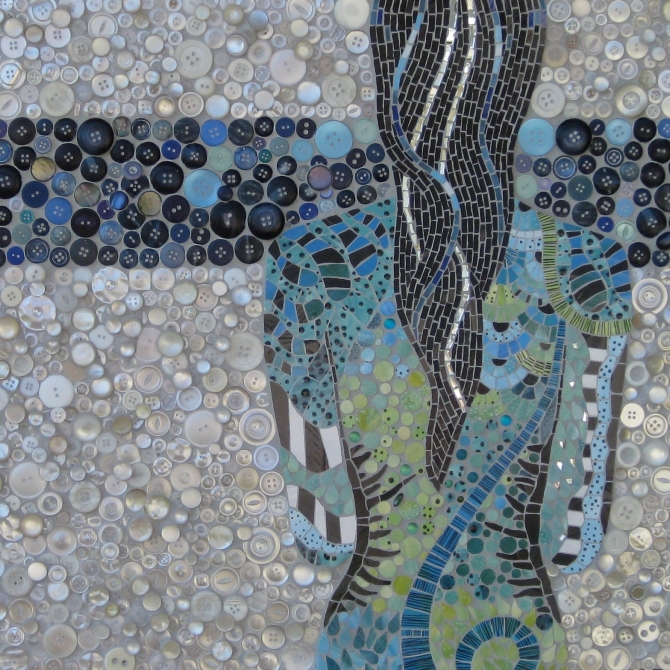 Femme rivière - 2012. 80 cm x 50 cm. Céramique peinte à la main, mirroir, boutons. Vendu.